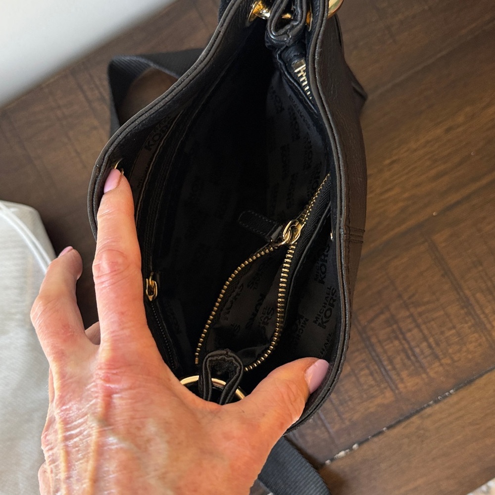 Michael Kors Black Bedford Pebbled Leather Shoulder Bag Gold Zippers Buckle EUC - Picture 5 of 6